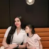 Aura Kasih dan Arabella duduk bersama