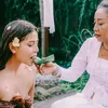 Potret Awkarin Lakukan Lukat Upacara Pemurnian di Bali