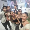 Ayu Dewi Selfie dengan Tamu Selebritis
