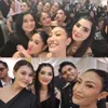 Ayu Dewi Selfie dengan Tamu Selebritis