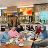 Ayu Ting Ting duduk bersama keluarga