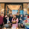Ayu Ting Ting foto bareng keluarga inti