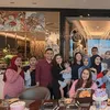 Ayu Ting Ting berdiri di samping Kevin Gusnadi