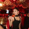 Azizah Salsha minum elegan