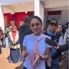 Azizah Salsha diwawancarai di pengungsian korban banjir