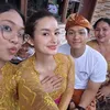 Potret Azriel Hermansyah Dampingi Sarah Menzel di Acara Pernikahan Calon Kakak Ipar