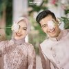 Lewat media sosial kekasih Ria Ricis, Teuku Ryan juga mengunggah foto acara lamaran kemarin. Mereka berdua begitu kompak berpose menutup satu mata dengan setangkai bunga melati warna putih.