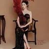 Anggun dan Berani dalam Gaun Hitam-Merah