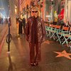 Dengan latar Hollywood Walk of Fame, Billie Eilish berpose kece dengan kaca mata hitamnya.