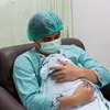 Billy Syahputra gendong anak