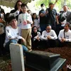 Potret Bimbim Slank di Pemakaman Bunda Iffet