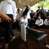 Potret Bimbim Slank di Pemakaman Bunda Iffet