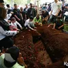 Potret Bimbim Slank di Pemakaman Bunda Iffet