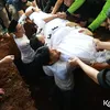 Potret Bimbim Slank di Pemakaman Bunda Iffet