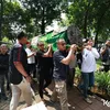 Potret Bimbim Slank di Pemakaman Bunda Iffet