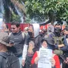 Potret Bintang Emon Hingga Arie Kriting Ikut Demo 