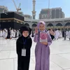 Potret Bridgia Anak Acha Septriasa Cantik Berhijab Saat Umrah