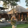 Amanda Rawles liburan di resort Bali