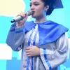 Amora Lemos pakai toga biru