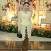 Ayu Ting Ting kondangan pakai kebaya