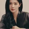 Bai Lu duduk anggun