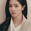 Bai Lu tonjolkan kalung