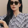 Bai Lu pakai kacamata