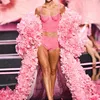 Gigi Hadid pakai Pink di Victoria Secret