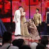 Melly Lee bertumpu ke lutut di panggung