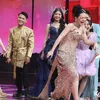 Melly Lee pakai dress gold