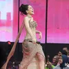 Melly Lee berjalan pakai dress panjang