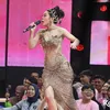 Melly Lee bicara di depan mic