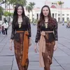 Potret Cantik Nita Gunawan dan Violenzia Jeanette Pakai Kebaya Kembar