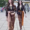 Potret Cantik Nita Gunawan dan Violenzia Jeanette Pakai Kebaya Kembar
