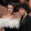 Selena Gomez dan benny Blanco di red carpet Golden Globes 2026