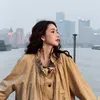 Wang Yuwen foto di pinggir sungai