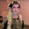 Tampil Memukau dengan Kebaya Hijau dan Sanggul 
