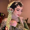 Kenakan Manset Untuk Tutupi Bagian Kebaya yang Transparan