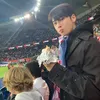 Potret Cha Eun Woo Seakan Jadi Pacarmu Saat di Jalanan Paris