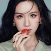 Chen Duling makan strawberry