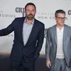 Ben Affleck mengenakan kemeja dipadu blazer bersama dengan Matt Damon