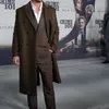 Chris Hemsworth tampil dalam coat cokelat panjang