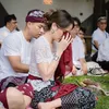 Potret Cinta Laura Berkebaya Lakukan Ritual Upacara Hindu?