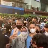 Potret Cinta Laura Pungut Sampah di Citayam Fashion Week