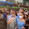 Potret Cinta Laura Pungut Sampah di Citayam Fashion Week