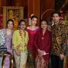 Cinta Laura Tampil Cantik Pakai Kebaya Merah