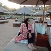 Pose cantik Citra Kirana di pantai.