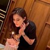 Cut Tary meniup lilin di atas kue ulang tahunnya. Wanita cantik ini tepat berusia 44 tahun pada tanggal 1 November lalu.