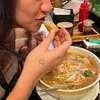 Dahlia Poland difoto saat makan