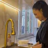 Kris Dayanti mencuci piring